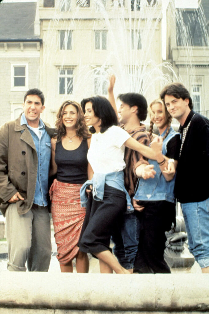 Friends TV Show Cast Wallpaper: Iconic Photoshoot by the Fountain