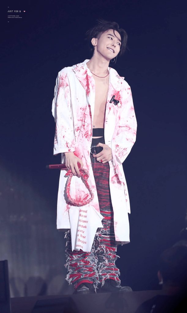 G-Dragon dynamic concert wallpaper white coat red mic bold style stage lighting background