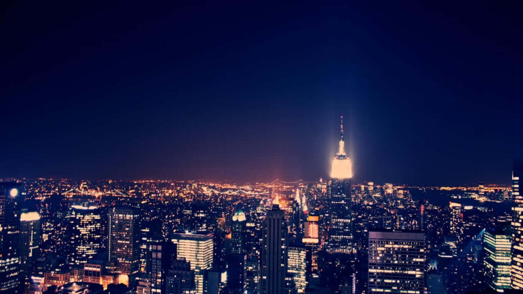 Iconic Landmark: Majestic Empire State Building Gracing Midtown Manhattan Wallpaper