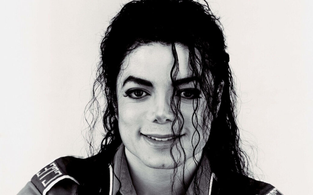 Monochrome Majesty: Michael Jackson in a Close-up Grayscale Wallpaper