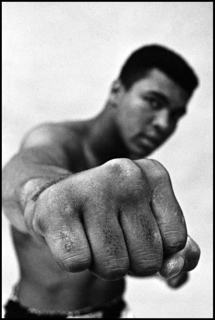 Iconic Muhammad Ali Wallpaper: Strength & Confidence in Boxing