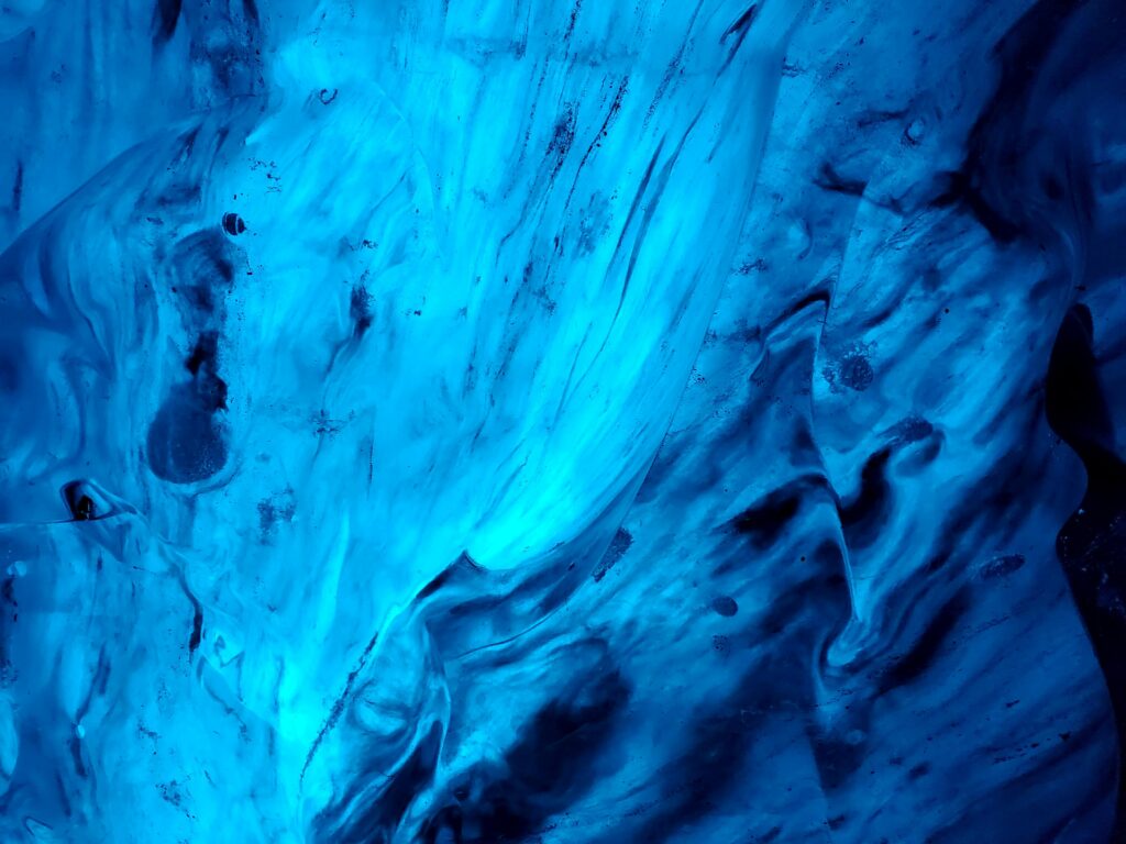 Icy Abstract Wallpaper: Blue & White Design with Fluid Motion