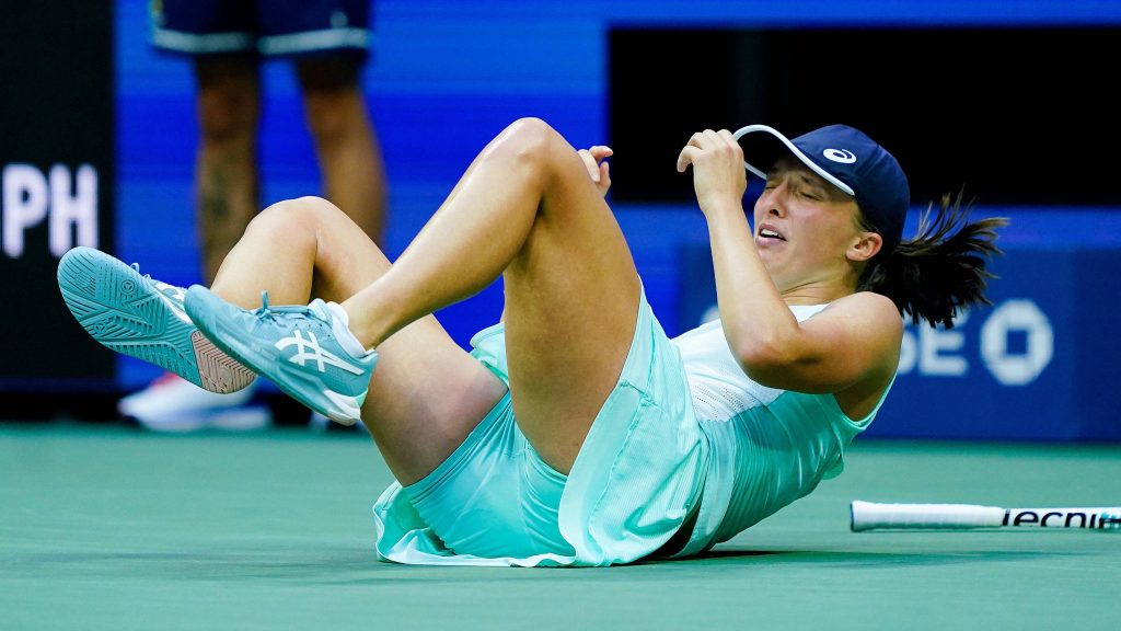 Iga Świątek intense mid-fall tennis action high-res wallpaper mint kit hard court background