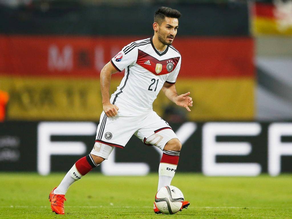 Ilkay Gündoğan dribbling in Germany white jersey number 21 dynamic football wallpaper background