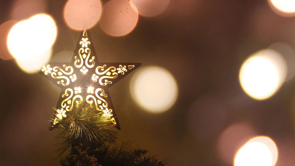 Festive Christmas Star Wallpaper: Glowing Tree & Holiday Lights