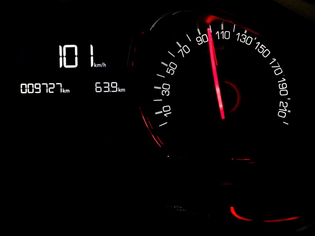 Dynamic Speedometer Wallpaper: Illuminated Red 101 km/h Design