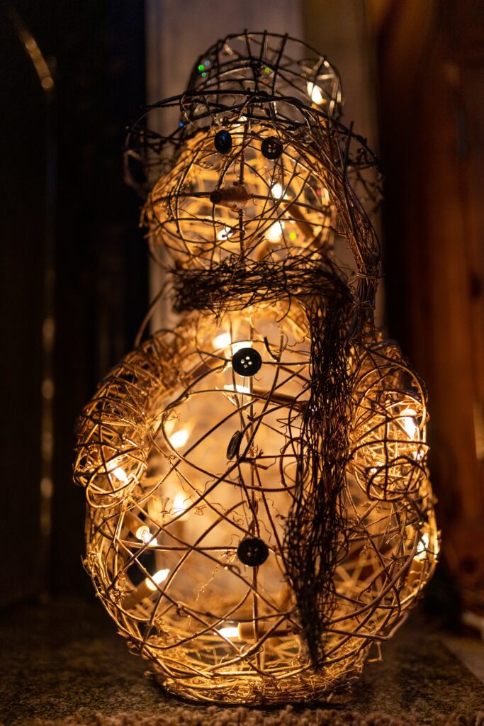Festive Wire Snowman Wallpaper: Warm Fairy Lights for Holiday Decor