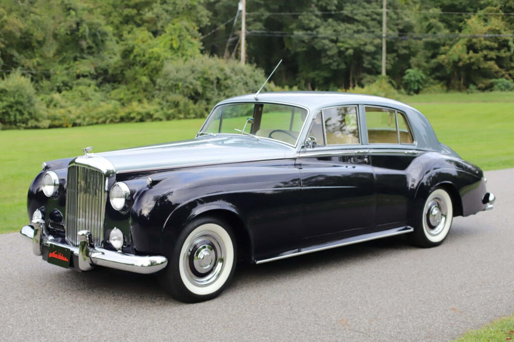 Distinct Curves of the Classic Bentley S2 - Ideal Background for Auto Enthusiasts and Vintage Car Collectors Wallpaper