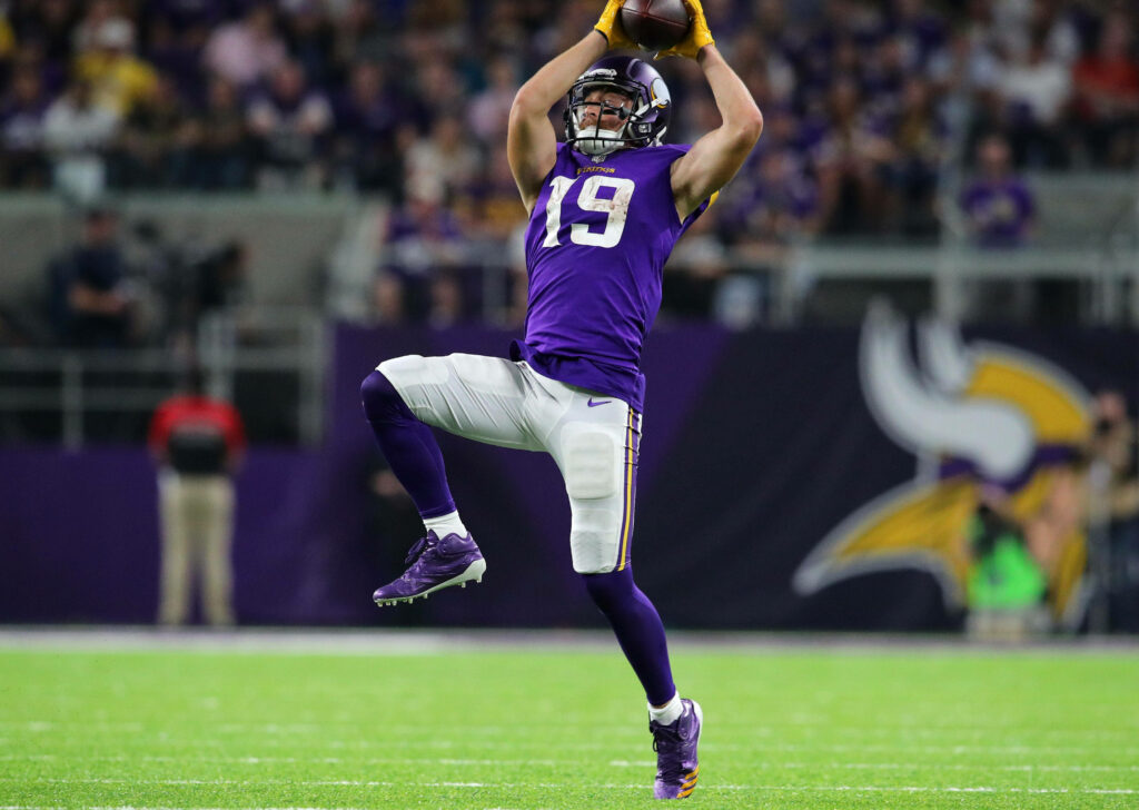 Adam Thielen's Impressive Catch - Minnesota Vikings Wallpaper Background