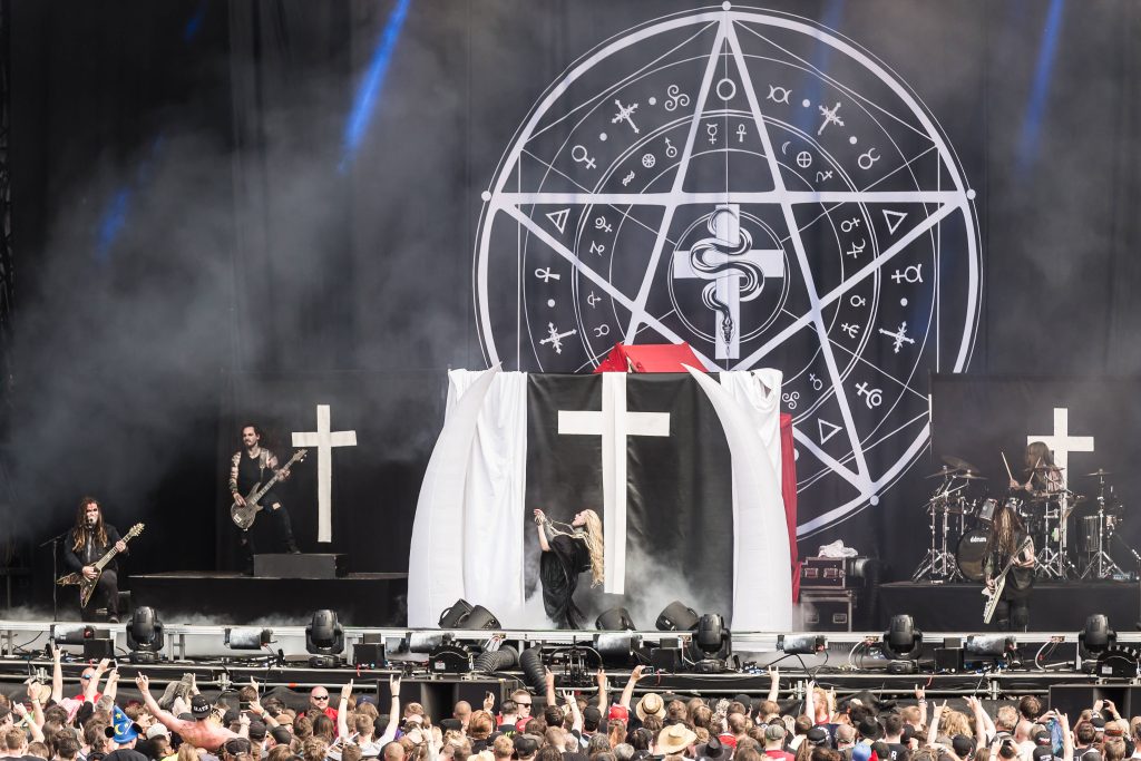 In This Moment live at Full Force 2018 with gothic pentagram backdrop and heavy metal stage lighting Wallpaper