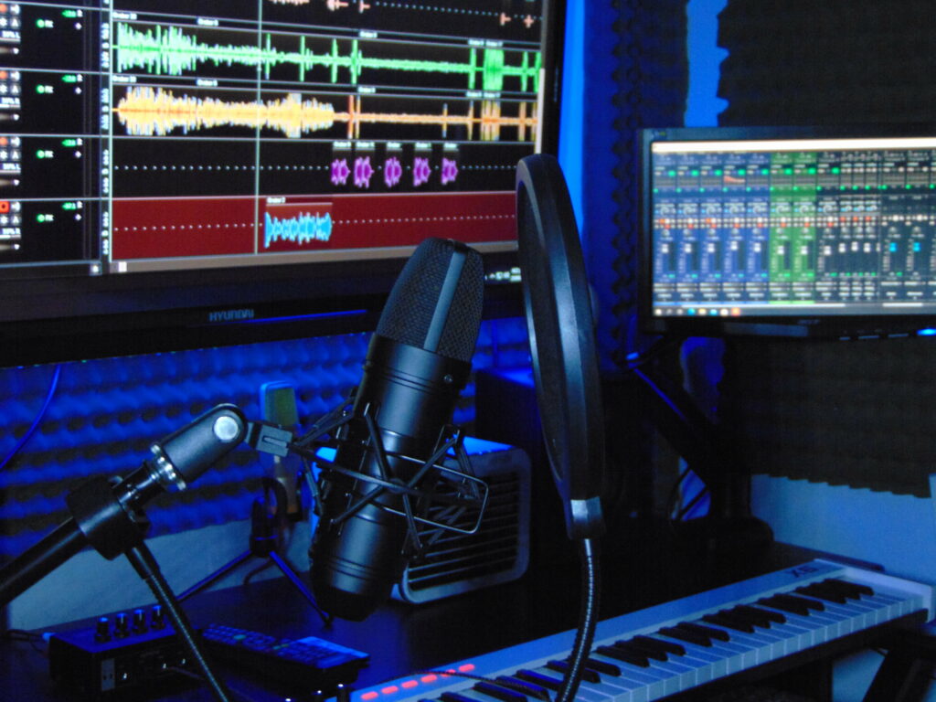Melodic Fusion: HD Wallpaper Featuring CH Recording Studio's Keyboard, Microphone, and Piano!