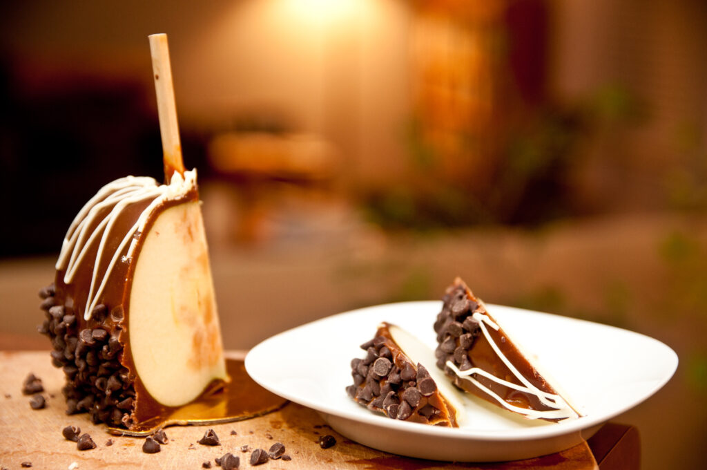 Elegant Caramel Chocolate-Covered Apple Slice Dessert Wallpaper