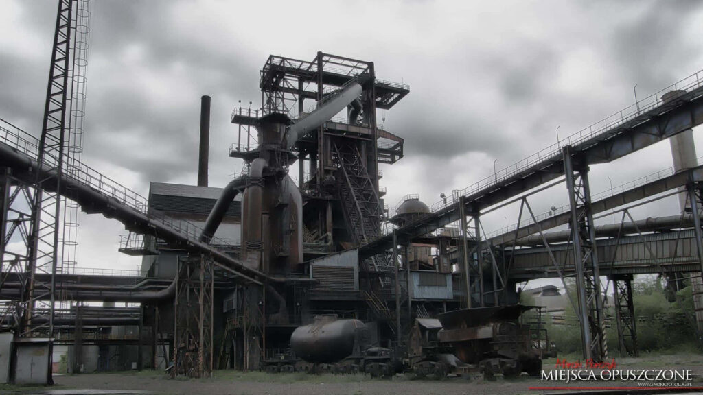 Industrial Facility Wallpaper: Dramatic Steel Structures & Machinery