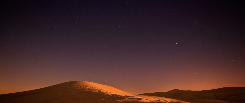 Pastel Sky Over a Serene Sand Dune: Breathtaking Ultrawide Landscape Wallpaper