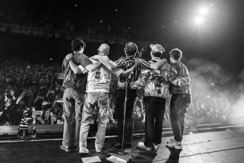 Inhaler band on stage black and white photo united facing cheering crowd dramatic lighting Wallpaper