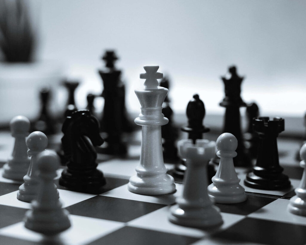 Dynamic Black & White Chess Duel Wallpaper - Classic Strategy Art