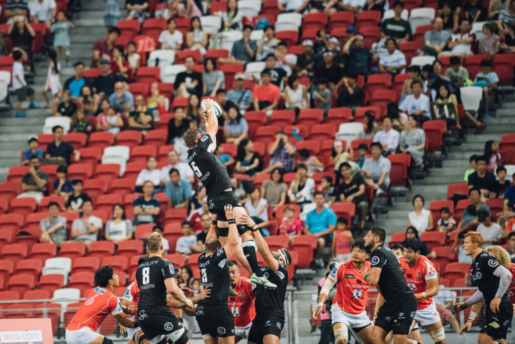 4K Rugby Game Wallpaper: Intensity in Action During Lineout