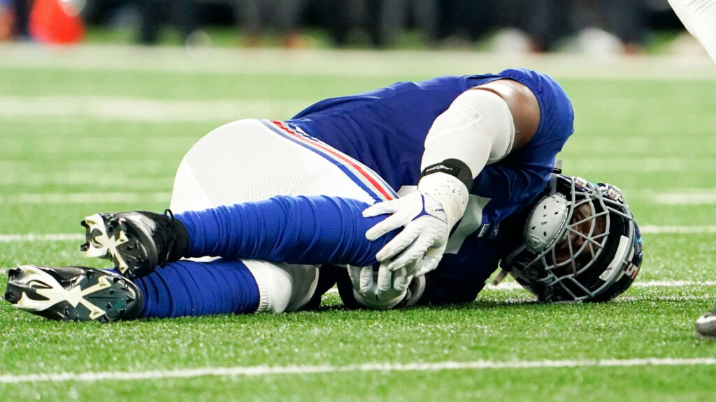 Kayvon Thibodeaux Intense Sports Action Knee Injury Wallpaper