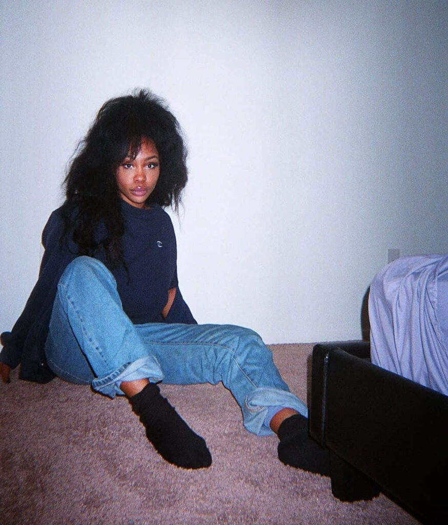 Intimate SZA Wallpaper: Minimalistic Bedroom Scene
