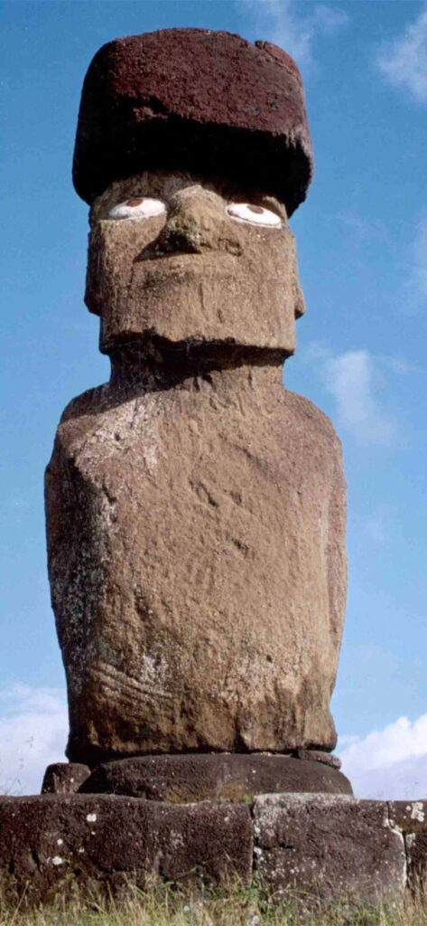 Ahu Ko Te Riku Moai Statue Wallpaper: Intricate Craftsmanship