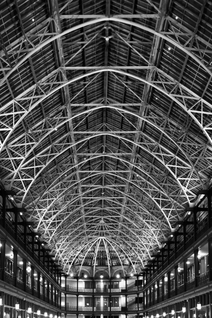 Elegant Black and White Wallpaper: Intricate Architectural Ceiling Design