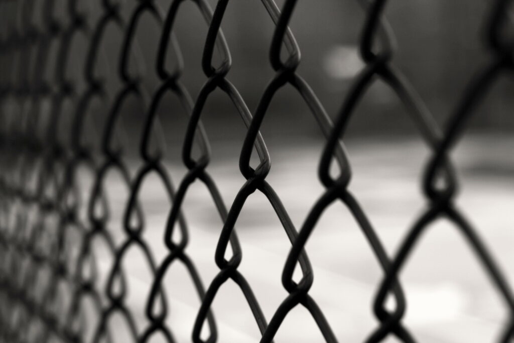 Black and White Close-Up Chain-Link Wallpaper - Macro Metal Design