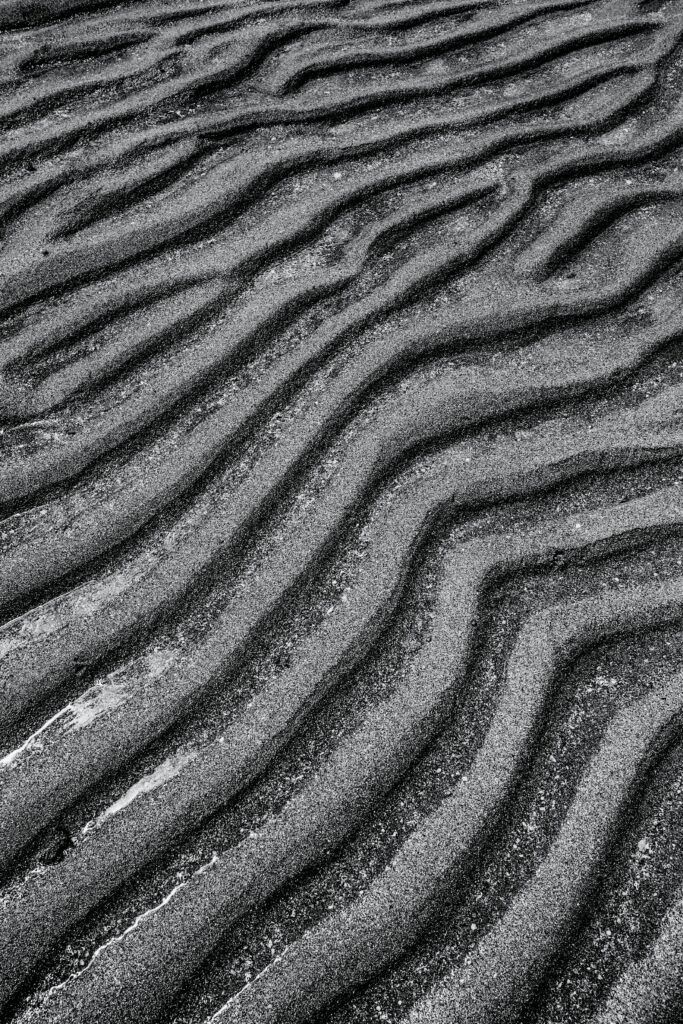 Black and White Wave Patterns Wallpaper: Textured Sandy Background