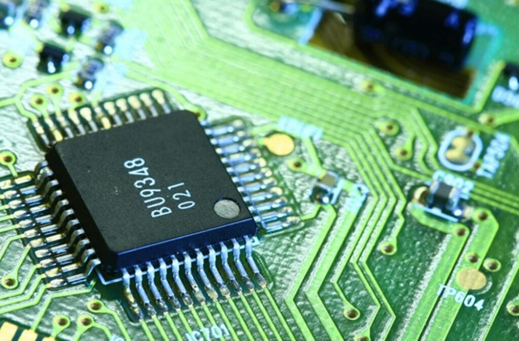 Green Motherboard Close-Up: Intricate Circuitry & Central Chip Wallpaper