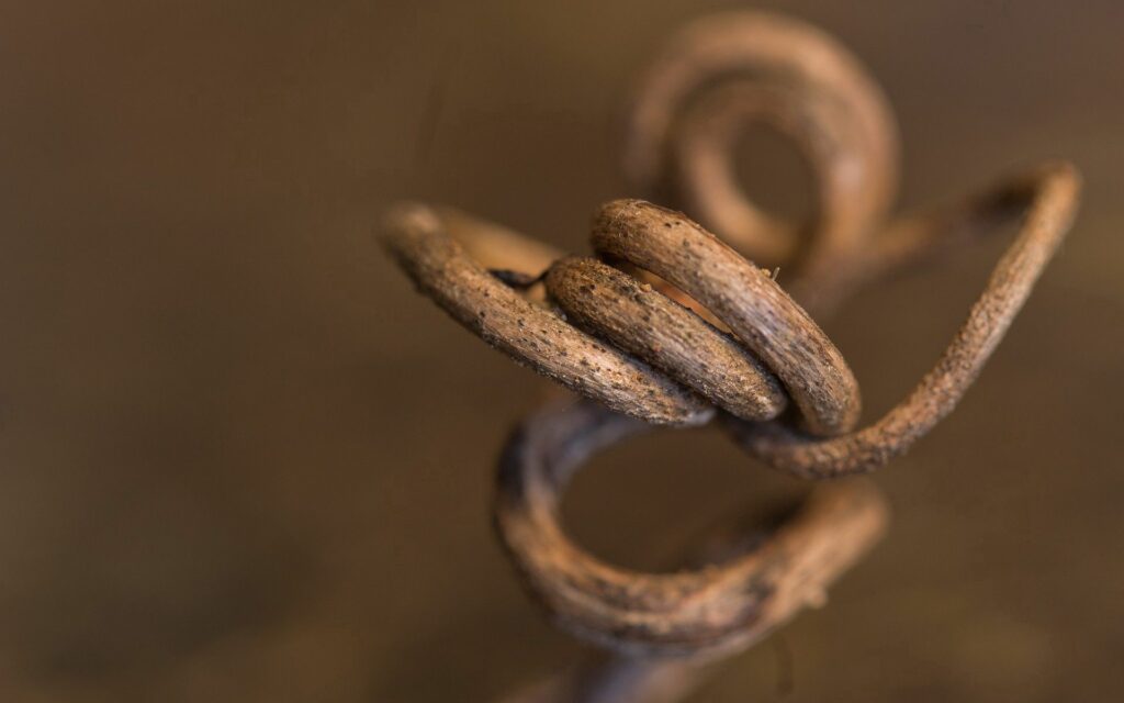 Twisted Metal Wire Close-Up: Rustic Texture Wallpaper Background
