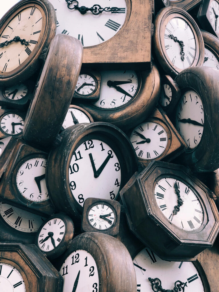 Vintage Wooden Clocks Wallpaper: Intricate Designs & Timeless Charm