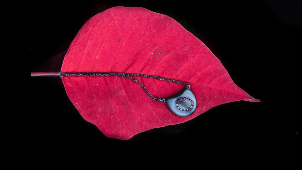 Pink Leaf Accentuated Amidst a Stylish Amoled 4k Black Background Wallpaper