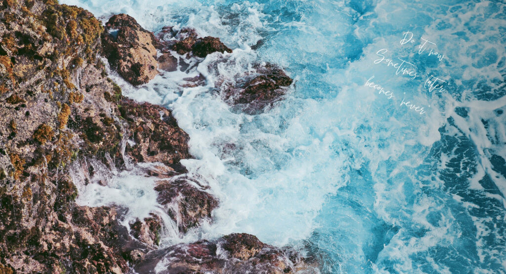 Vibrant Waves Crashing on Rocks - Aesthetic Beach Laptop Background Wallpaper
