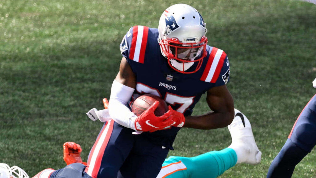 JC Jackson in Action - Dynamic Wallpaper of Patriots vs. Dolphins