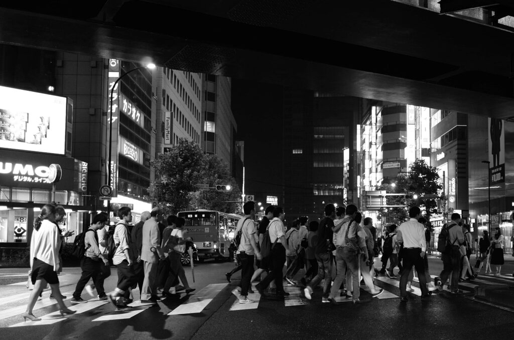 Black & White Japan Street Scene Wallpaper: Urban Vibes & City Lights