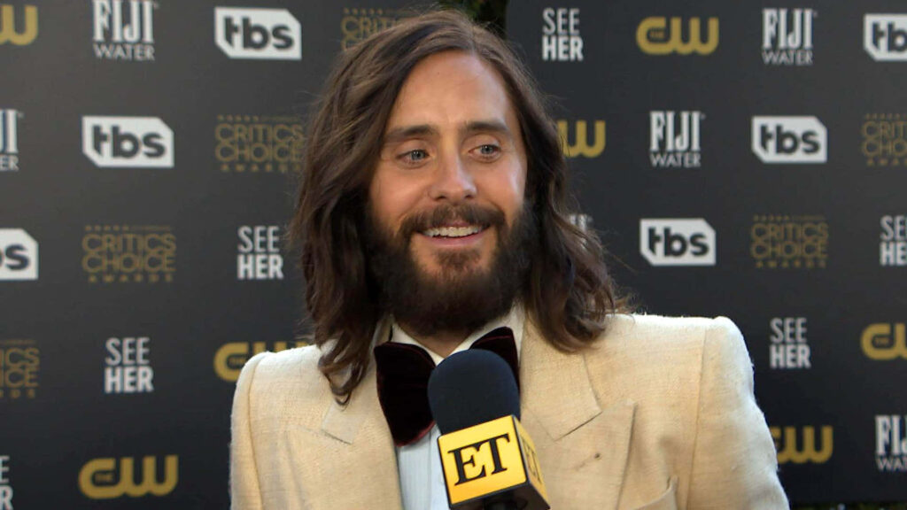 Jared Leto Red Carpet Wallpaper: Cream Suit & Bowtie Smiling
