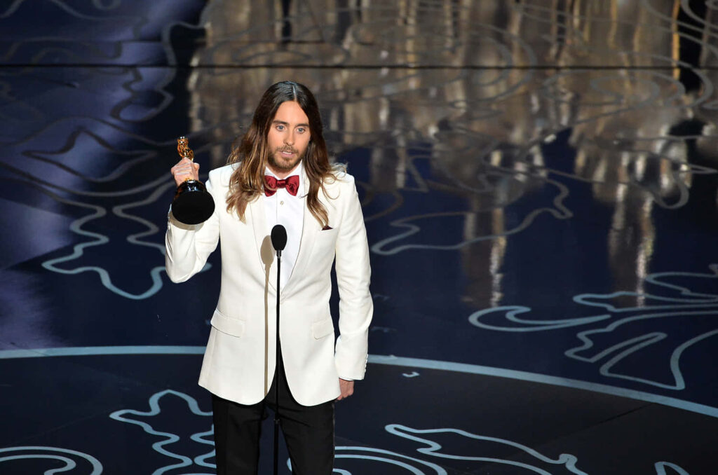 Jared Leto Elegantly Dressed in White Suit at Award Ceremony Wallpaper