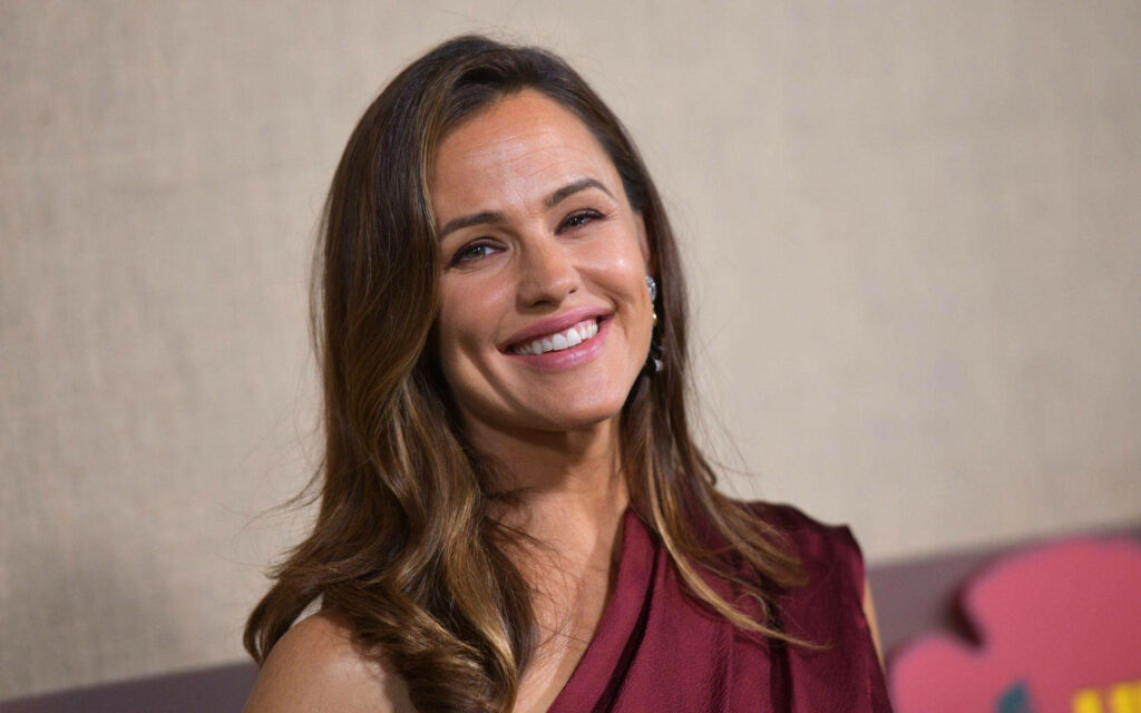 Jennifer Garner smiling warmly elegant wallpaper showcasing her natural beauty and grace