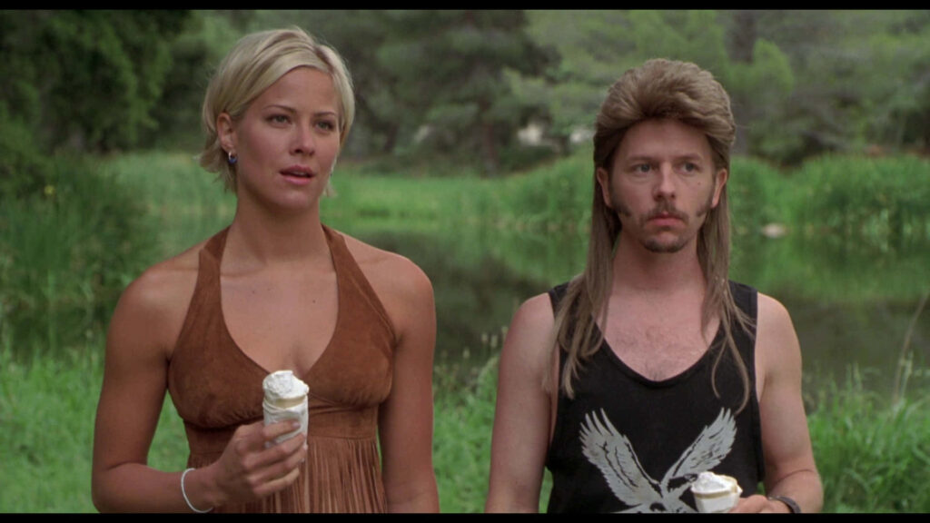 David Spade and Brittany Daniel as Joe Dirt and Brandy outdoors holding ice cream cones retro Americana Wallpaper