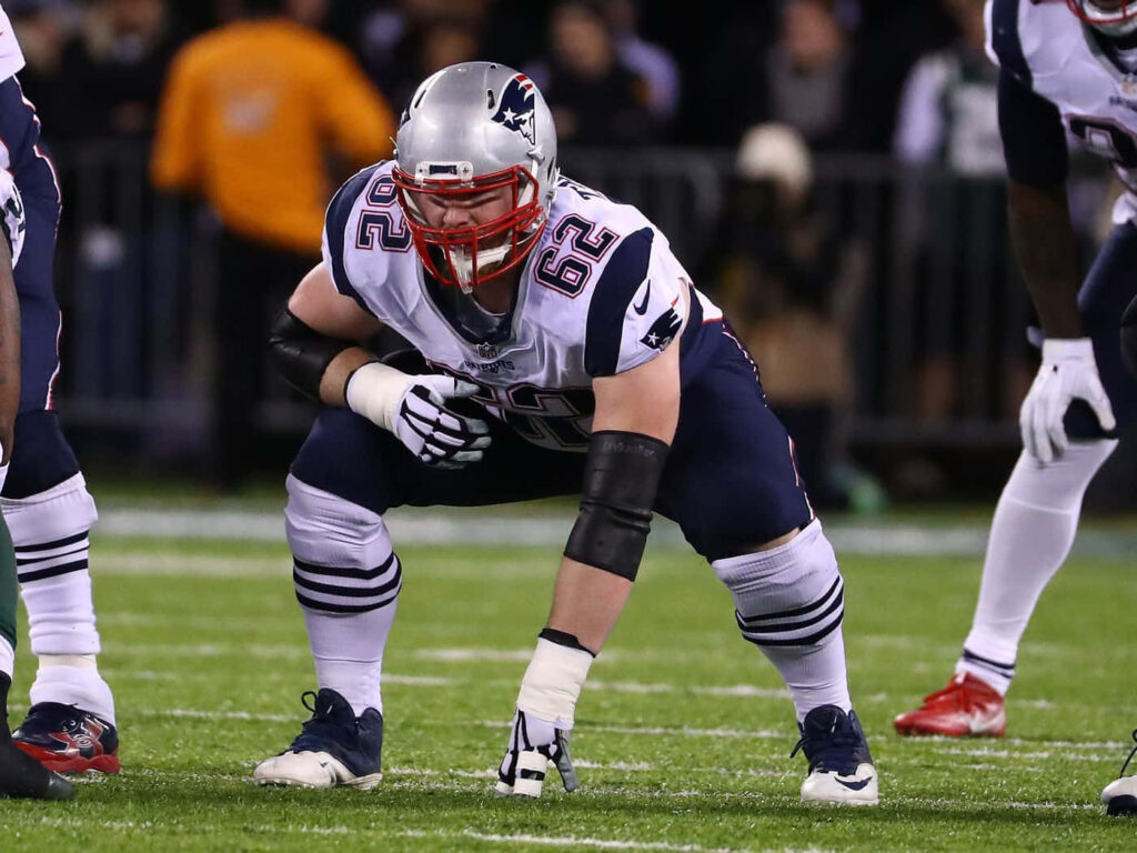 Joe Thuney Action Wallpaper: Dynamic American Football Scene