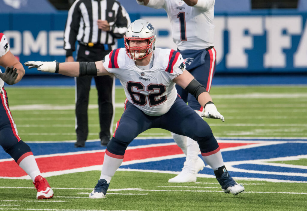 Joe Thuney in Action: Football Guard Ready for Game - Wallpaper