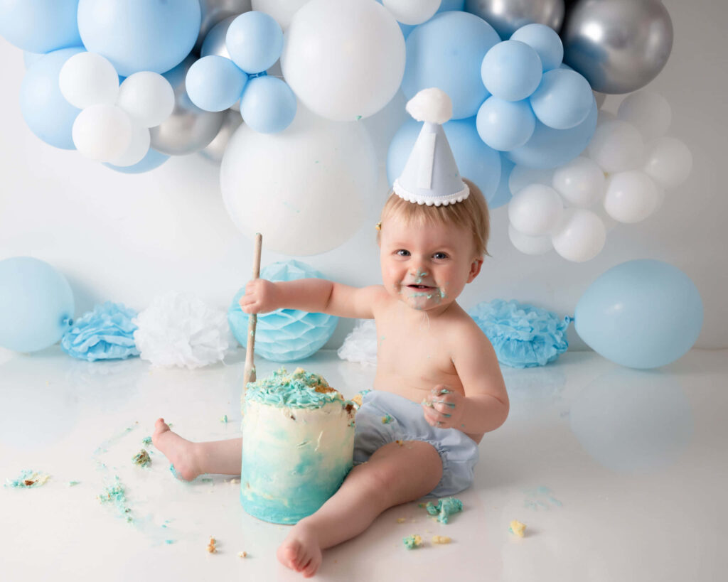 Joyful Baby Cake Smash: Festive Blue Balloon Decor & Sweet Moments Wallpaper