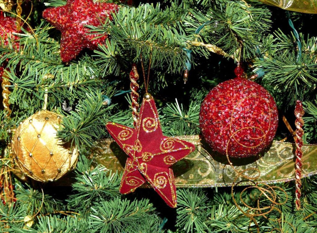 Joyful Christmas Tree Wallpaper: Red and Gold Festive Decor