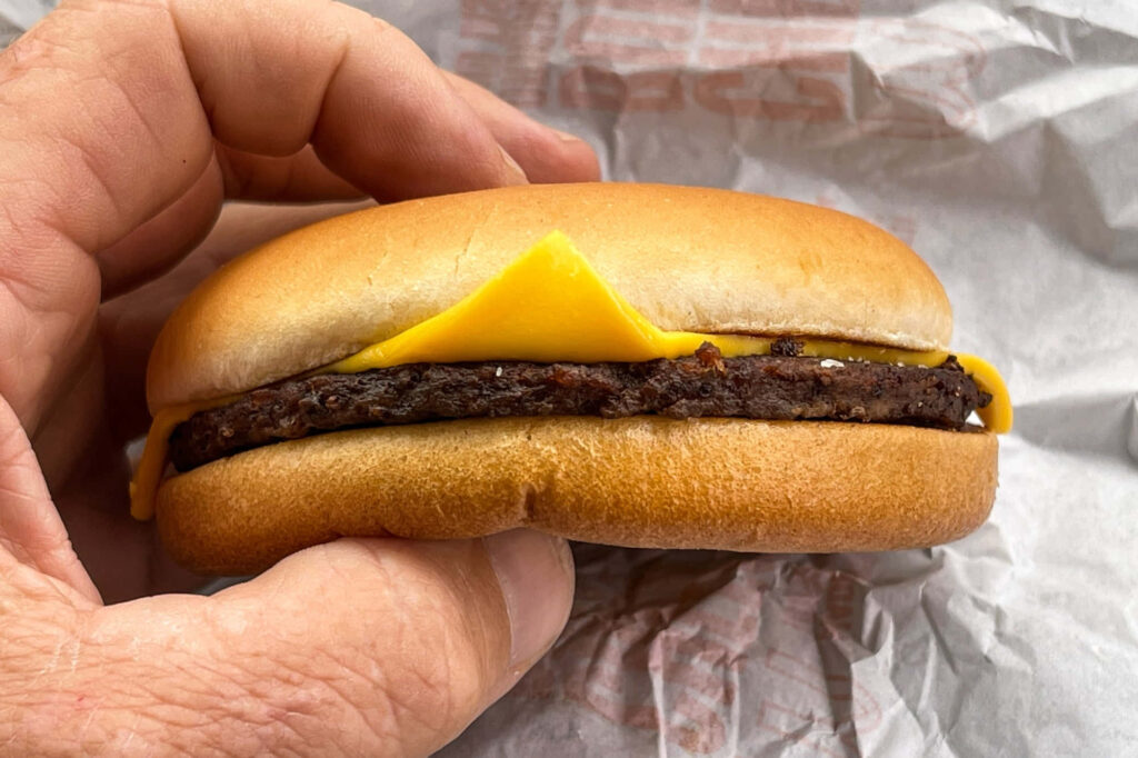 Juicy Cheeseburger Close-Up: Mouthwatering Snack Wallpaper