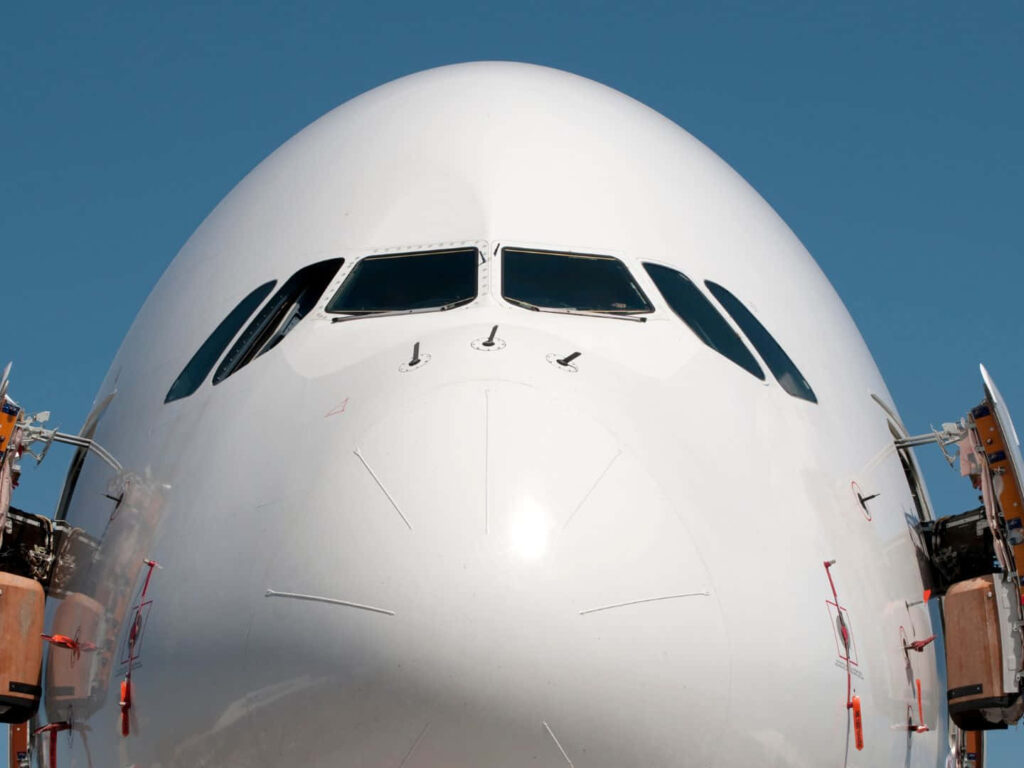 Clear Skies and Captivating Cockpits: Stunning 1440p Wallpaper of a Jumbo Jet with Dual Open Doors and Spectacular Window Display