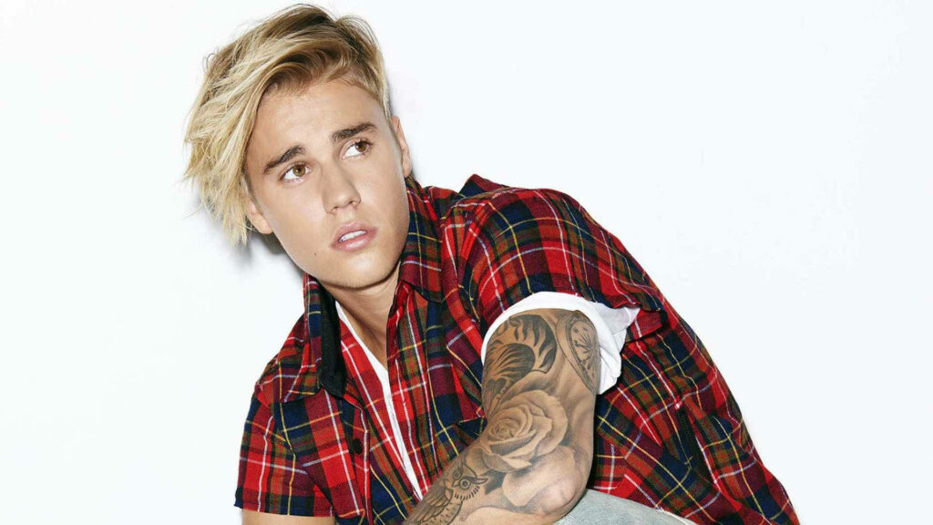 Adventurous Vibes: Justin Bieber's Fiery Outdoor Style Wallpaper