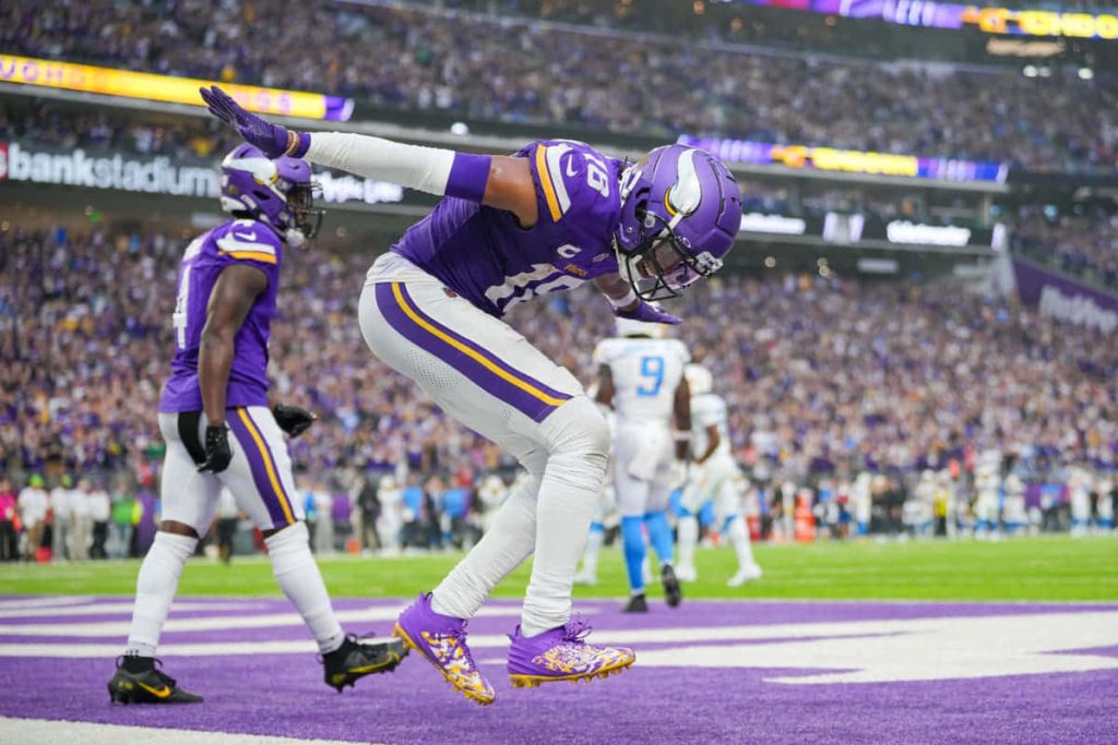 Justin Jefferson Vikings Griddy touchdown dance in purple jersey at US Bank Stadium NFL wallpaper