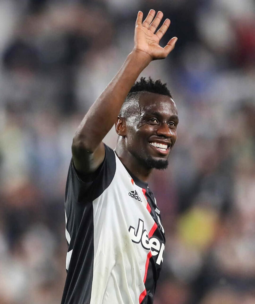 Juventus Blaise Matuidi smiling and waving to fans in vibrant football wallpaper background