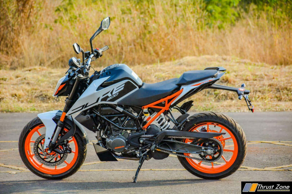 KTM Duke 200 Motorcycle Wallpaper: Sleek Design & Bright Wheels