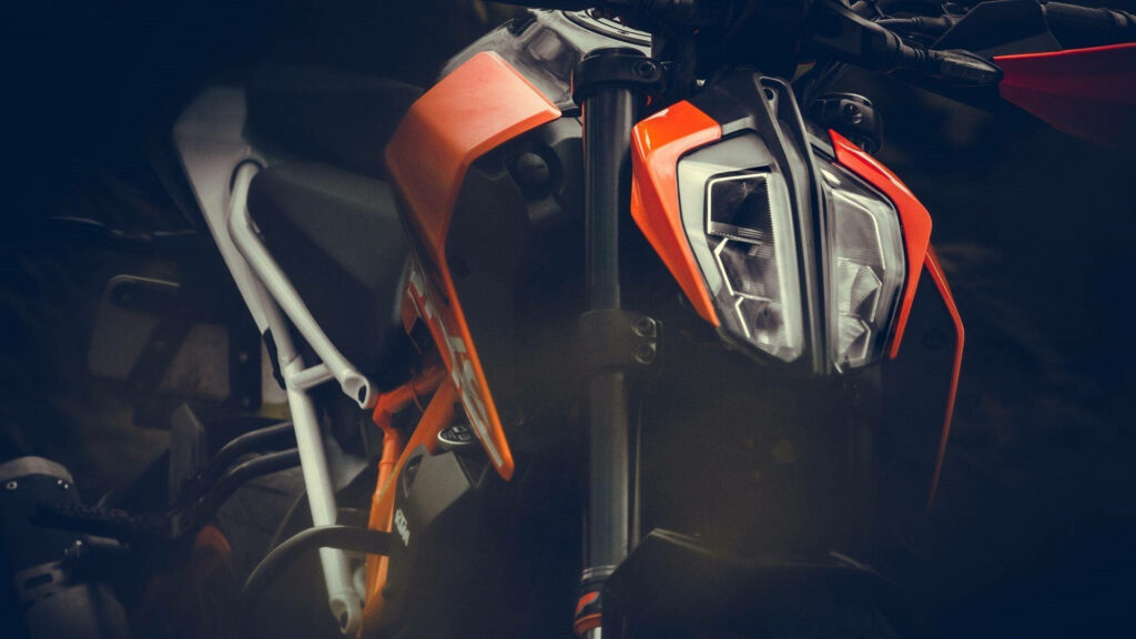 Stunning KTM Duke 390 Close-Up: Aggressive Design & Sporty Aesthetic Wallpaper