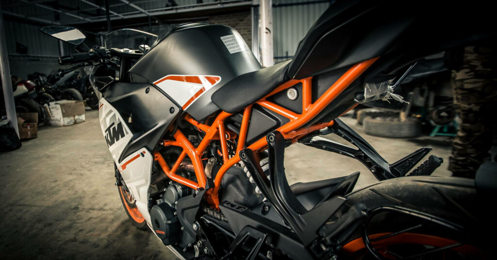 KTM Duke 390 Garage Wallpaper: Bold Design for Bike Enthusiasts